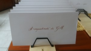 Convites de Casamento caligrafados em processo de secagem em bastidor.